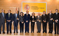 La imagen muestra la entrega del premio a Juán-Miguel Villar Mir en reconocimiento asu trayectoria profesional