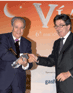La imagen muestra a Juan-Miguel Villar Mir recogiendo el premio Vía de Oro