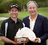 Imagen que muestra a Juan-Miguel Villar Mir y Mark Wilkinson en el campo de Golf El Camaleon en Mayakoba