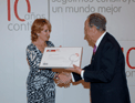 Imagen que muestra a Juán-Miguel Villar Mir recogiendo el premio de la fundación Adecco