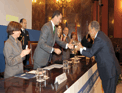Imagen que muestra a Juán-Miguel Villar Mir recogiendo el Premio Europeo de Medio AMbiente