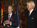 Imagen que muestra a Juán-Miguel Villar Mir dando un discurso con motivo de su condecoración francesa de Caballero de la Legión de Honor