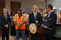 Imagen que muestra al gobernador del estado de floria, rick scott, haciendo una visita a la sede de OHL USA en Miami