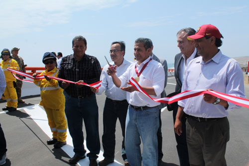 De izquierda a derecha: Jaime Crosby, gerente general de Autopista del Norte, Ollanta Humala, presidente de la República de Perú y José Gallardo, ministro de Transportes y Comunicaciones