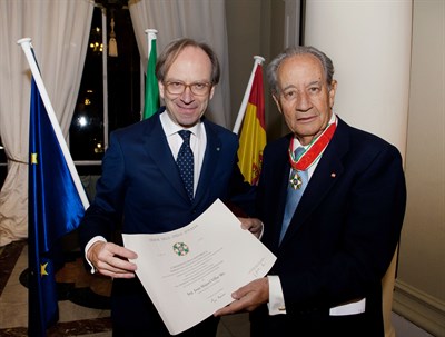 15.12.03. Juan -Miguel Villar Mir Recibe La Condecoración Del Embajador De Italia