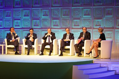 De izq. a dcha.: Andrés Pan de Soraluce, Alberto Durán, José Luis Bonet, Simón Pedro Barceló, Luis Gallego y Anne Igartiburu, presentadora de televisión y moderadora del panel. 
