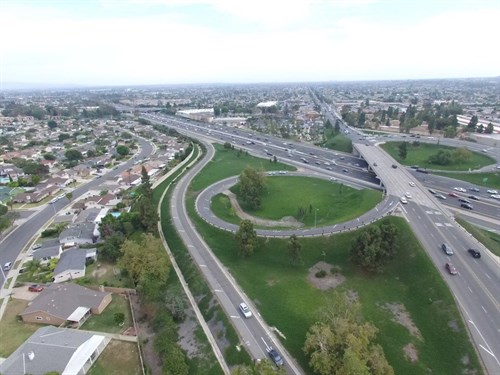 Vista aérea de la I-405, el mayor contrato de OHL en EEUU.