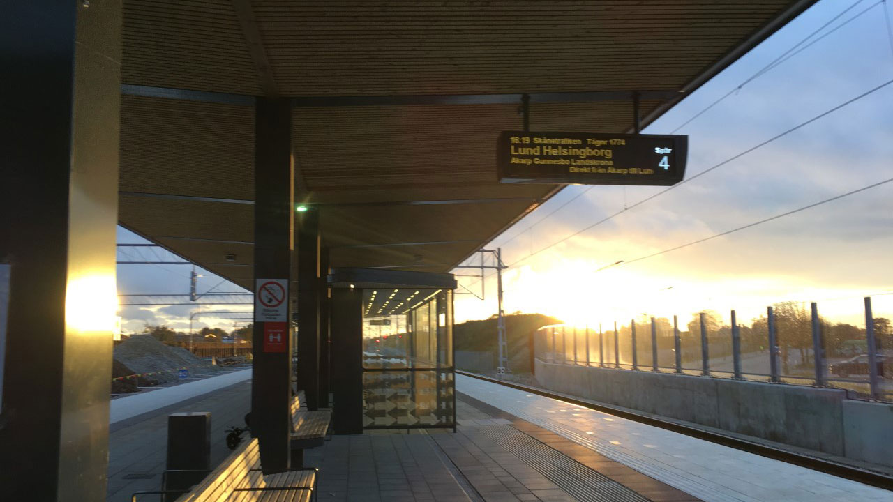 Marquesinas de los andenes de la nueva estación de Burlov, Suecia.