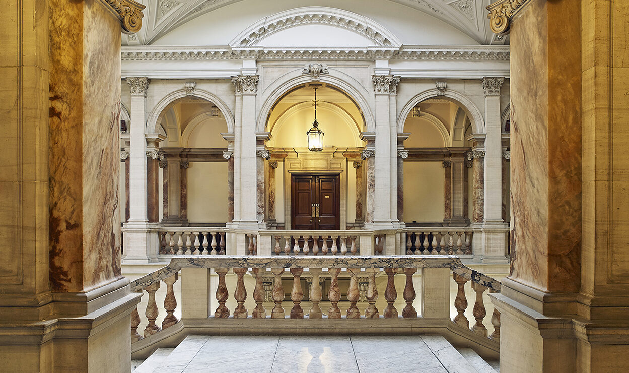 Old War Office. Balcón.Escaleras