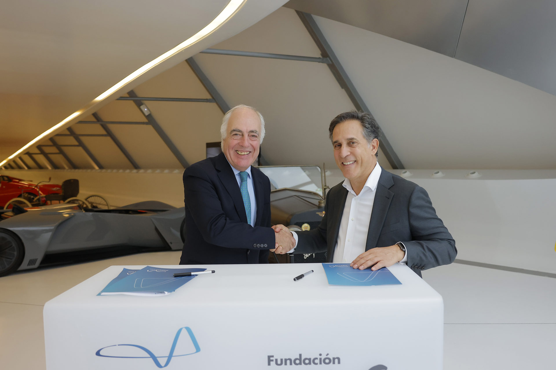 José Luis Rodrigo, director general de Fundación Ibercaja le da la mano a José Antonio de Cachavera, director general de Ingesan tras la firma del acuerdo.