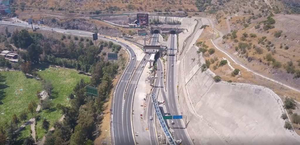 Imagen de la Autopista Américo Vespucio Oriente I (AVO I) que OHLA desarrolló en Chile.